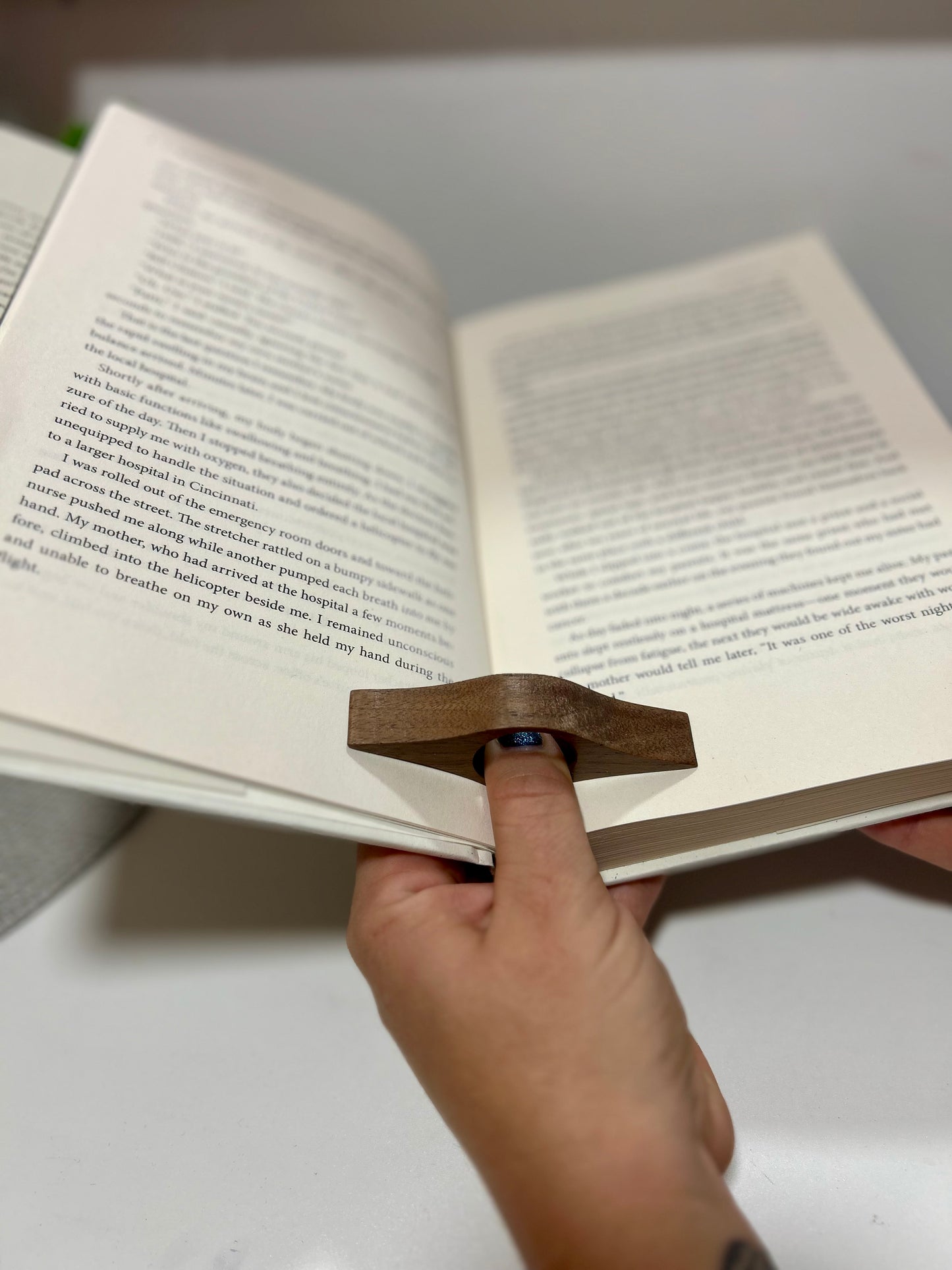 Držalo za branje knjige